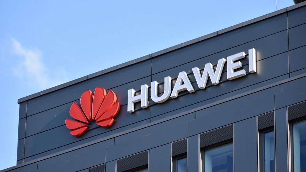 Huawei,Sign,,Logo,,Emblem,On,The,Facade,Of,Huawei,Poland