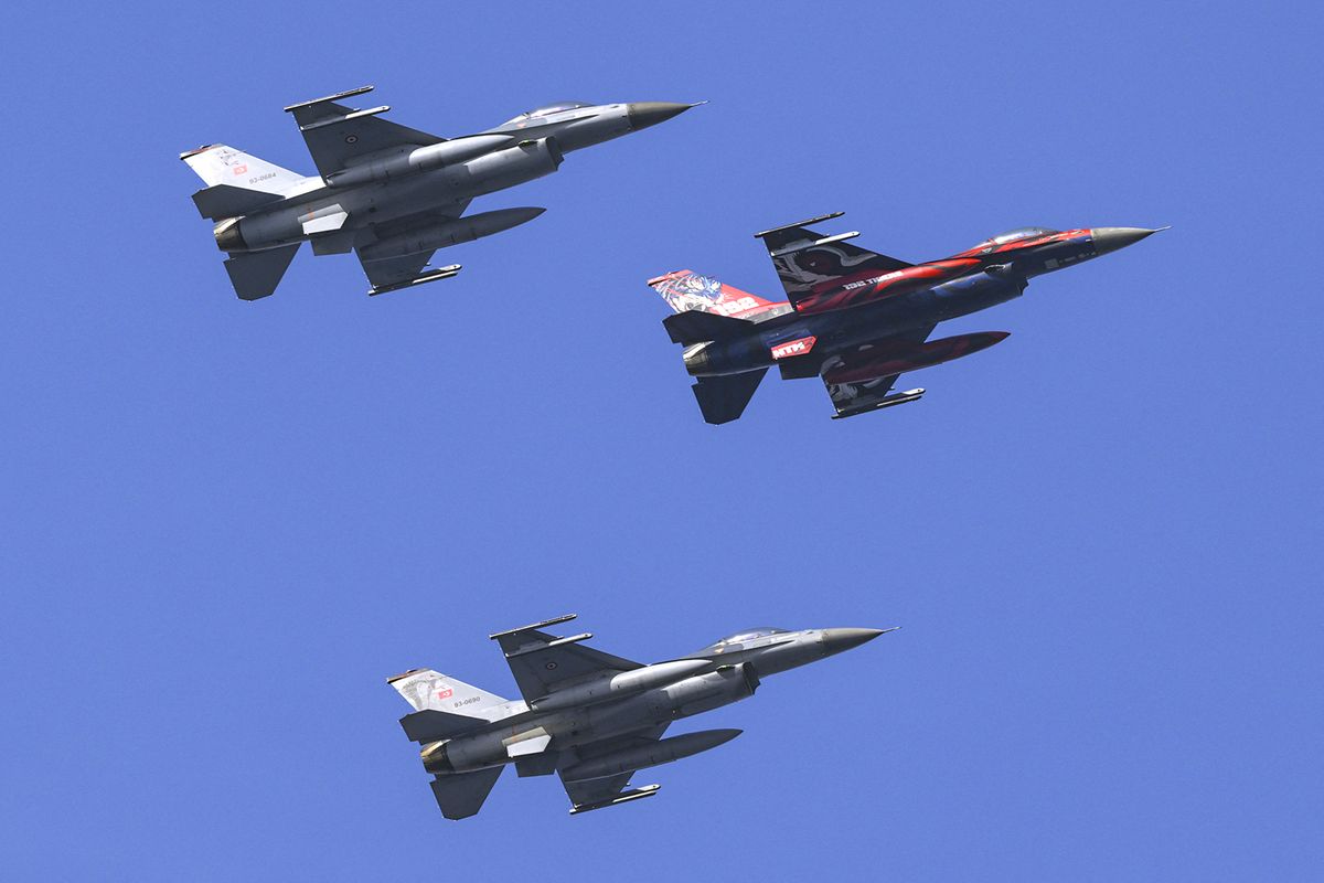 Turkish Stars, SOLOTURK, F-16 and F-4E jets rehearsal flight in Istanbul