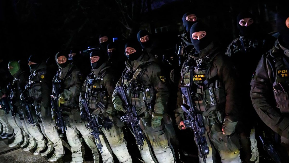 Ők védték Szijjártó Pétert Ukrajnában – miniszter kezet fogott mindegyik TEK-essel