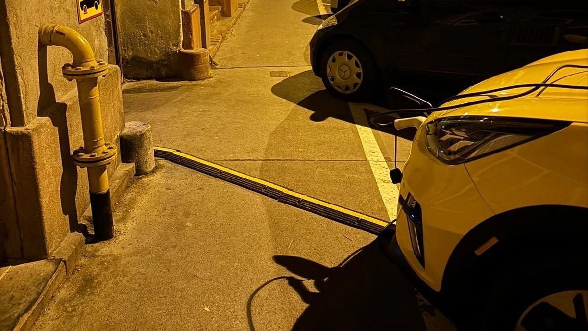 Pofátlan taxis próbált töltőhelyet kisajátítani magának, a népharag győzött