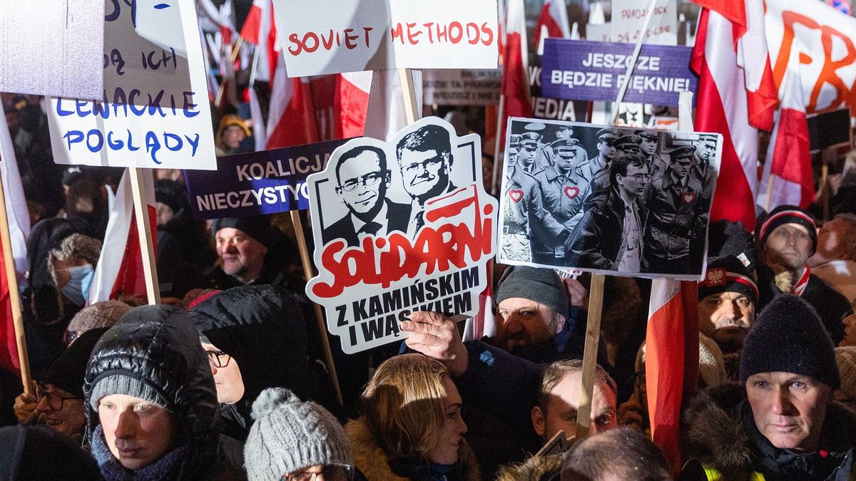 Anti-government Free Poles Protest In Warsaw lengyel