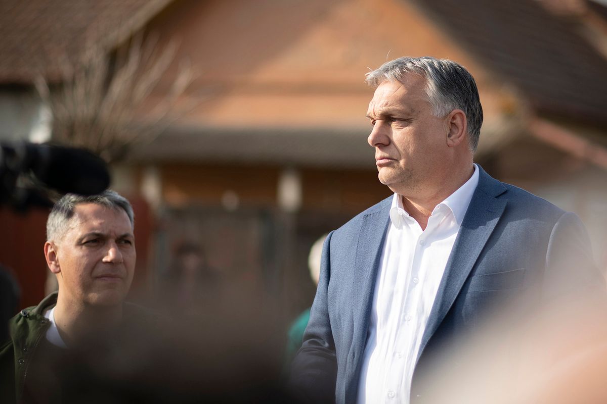 Makó, 2022. március 29.A Miniszterelnöki Sajtóiroda által közreadott képen Orbán Viktor kormányfő, a Fidesz elnöke Makón, Lázár János országgyűlési képviselő, kormánypárti képviselőjelölt (b) utcafórumán 2022. március 29-én.MTI/Miniszterelnöki Sajtóiroda/Benko Vivien Cher