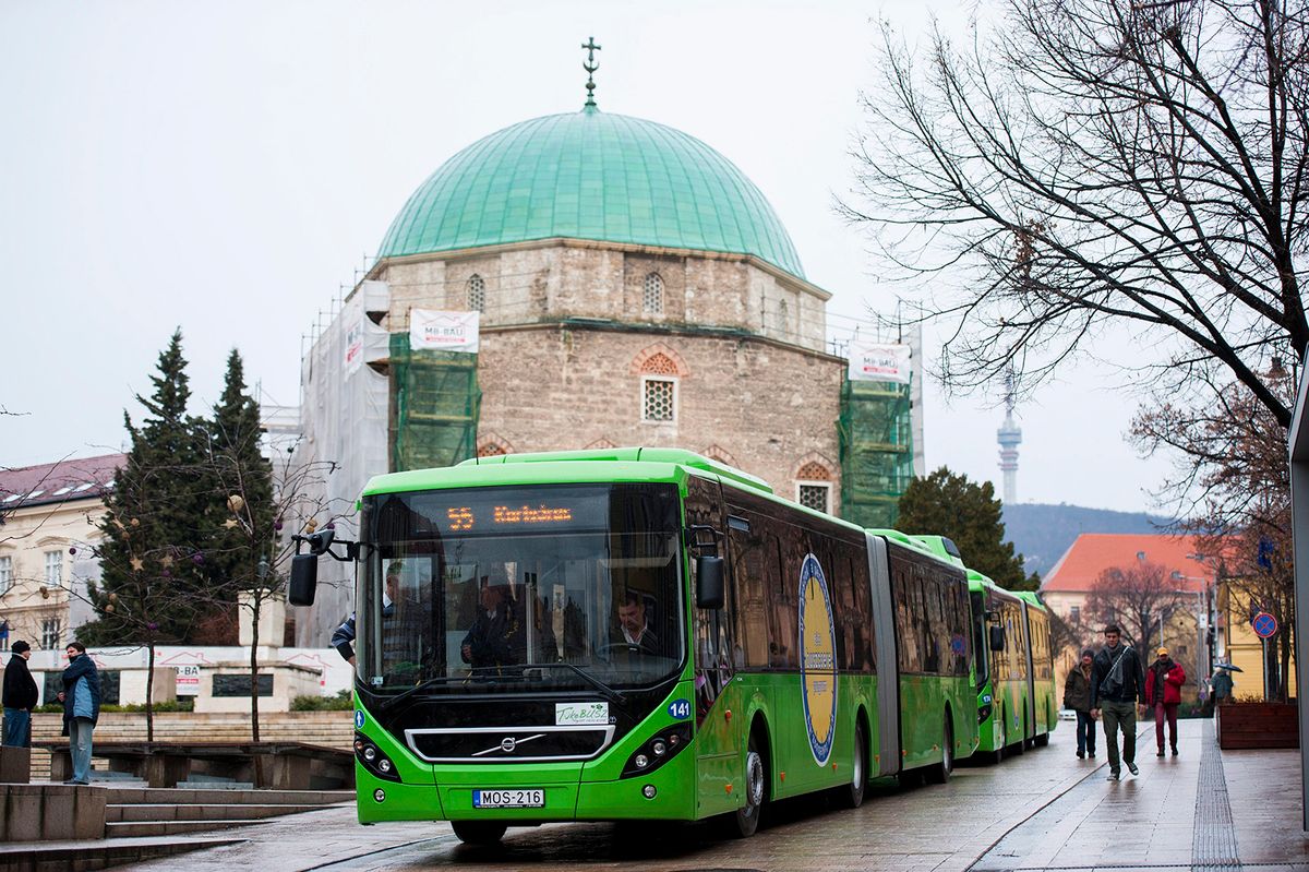 Pécs, 2014. február 14.Új Volvo buszok állnak a pécsi Széchenyi téren az új autóbuszok átadásakor 2014. február 14-én. Öt új csuklós Volvo 7900-as busz áll forgalomba február 17-től Pécsen, immár az új utastájékoztató rendszerrel felszerelve, a Kertvárost érintő vonalakon. Ettől a naptól már 42 új busz szolgálja az utasokat a Tüke Busz Zrt. flottájában.MTI Fotó: Sóki Tamás