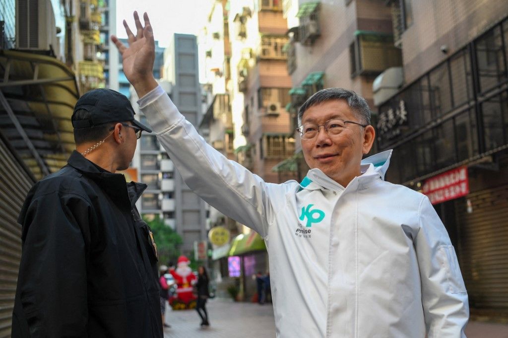 Ko Wen-je (R), presidential candidate from the Taiwan People's Party (TPP), waves to supporters during an election campaign event in New Taipei City on January 2, 2024. Taiwan is less than two weeks from an election, closely watched from Beijing to Washington as it determines the future of the self-ruled island's relations with an increasingly bellicose China. (Photo by Sam Yeh / AFP)