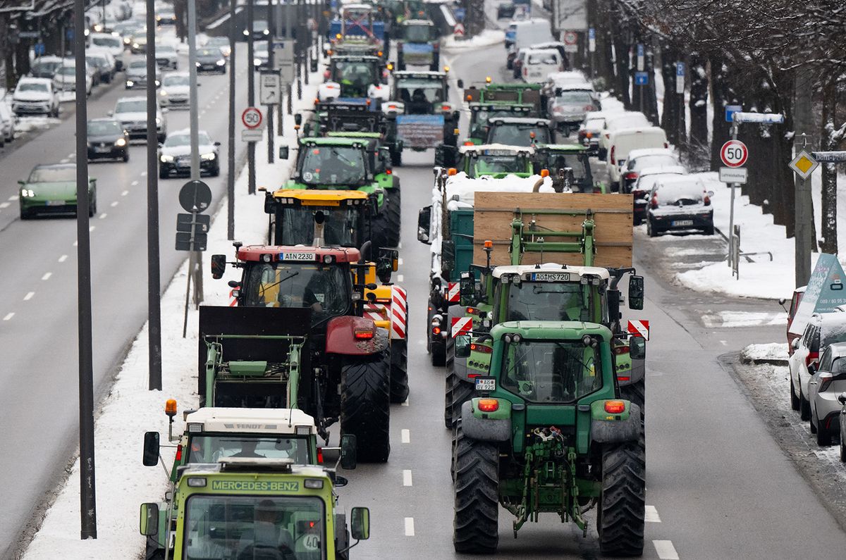 08 January 2024, Bavaria, Munich: Tractors drive along the Mittlerer Ring during a demonstration by farmers in the city center. In response to the German government's austerity plans, the farmers' association has called for a week of action with rallies and rallies starting on January 8. It is to culminate in a major demonstration in the capital on January 15. Photo: Sven Hoppe/dpa (Photo by SVEN HOPPE / DPA / dpa Picture-Alliance via AFP)h