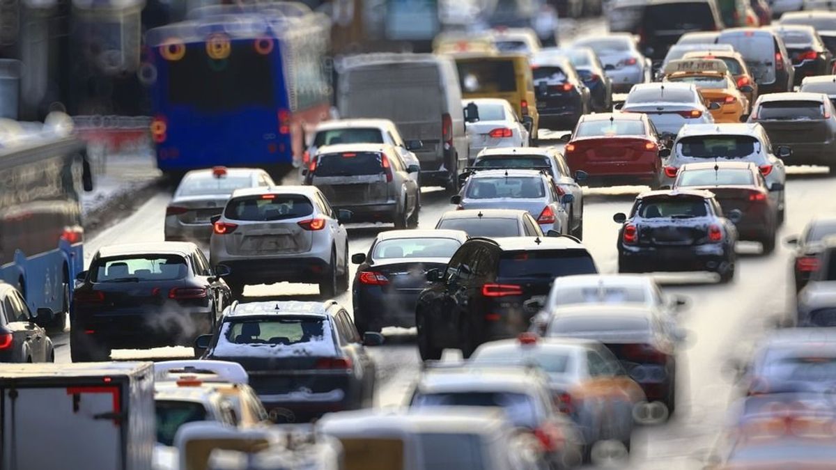Csütörtök reggel is elesett az M0-s autóút, már 7 kilométeres a dugó