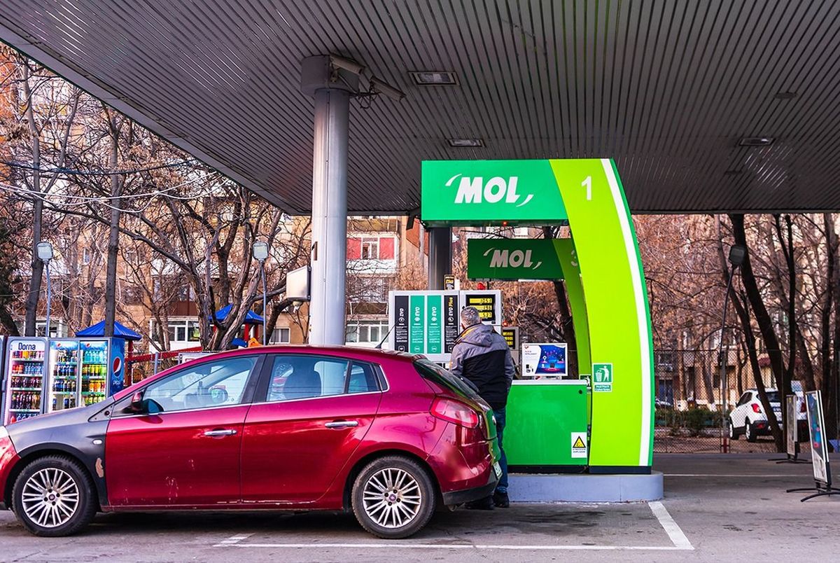 People,Filling,Their,Car,Tanks,At,Mol,Petrol,Gasoline,Station
Mol Románia