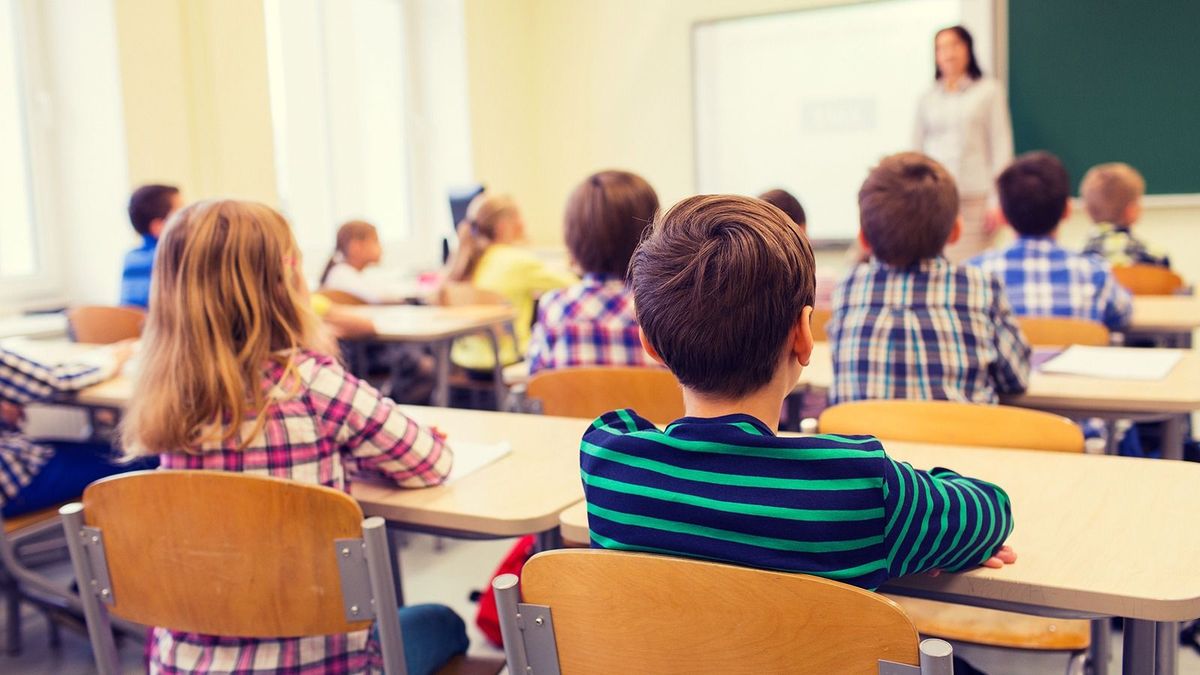 Hétfőn érkezik az emelt bér a tanároknak