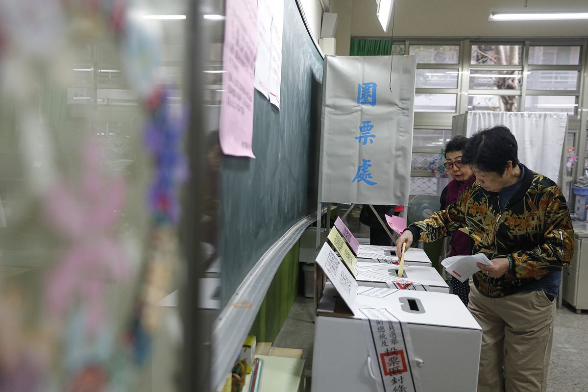 Tajpej, 2020. január 11.Szavazók a tajvani elnökválasztáson Tajpejben 2020. január 11-én.MTI/EPA/Hou Hvi Jung