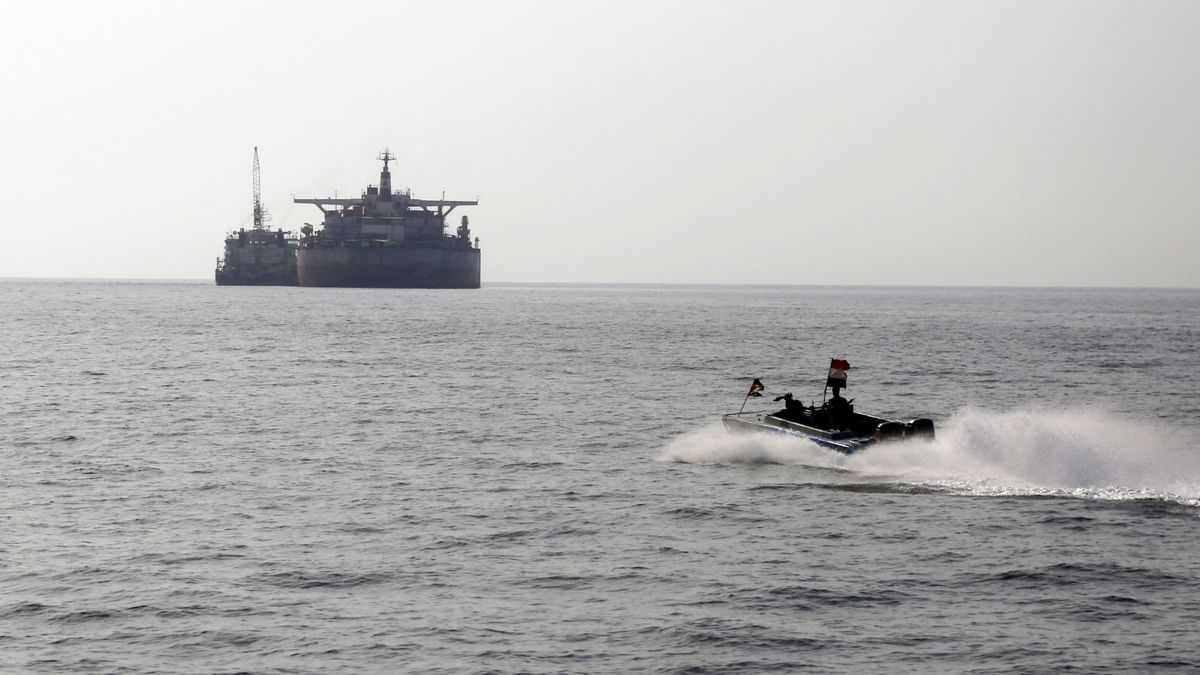 Eltaláltak egy amerikai hajót Jemen partjainál