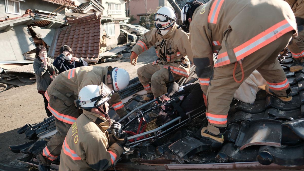 Egyre több a halott a japán földrengés után, folyik a mentés – videó