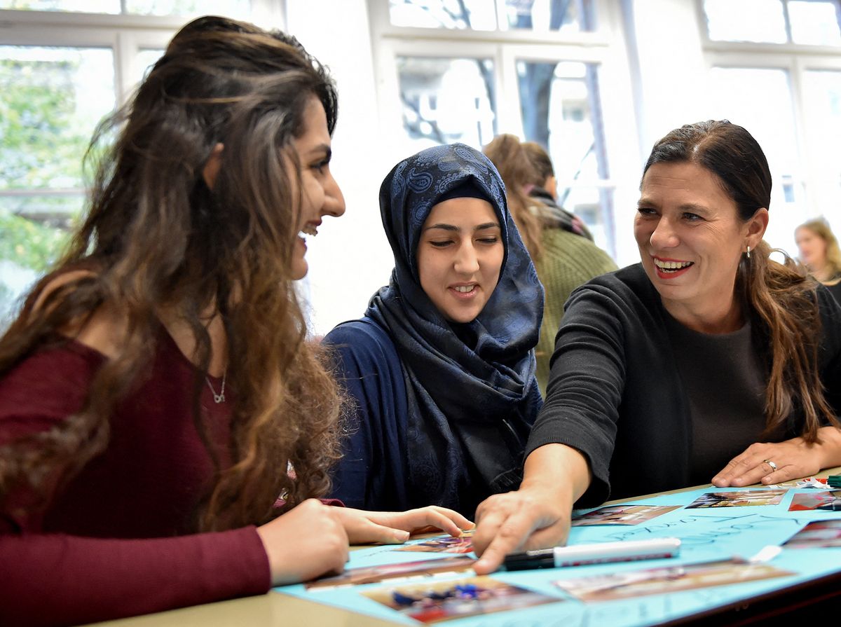 Scheeres visits holiday school for young refugees