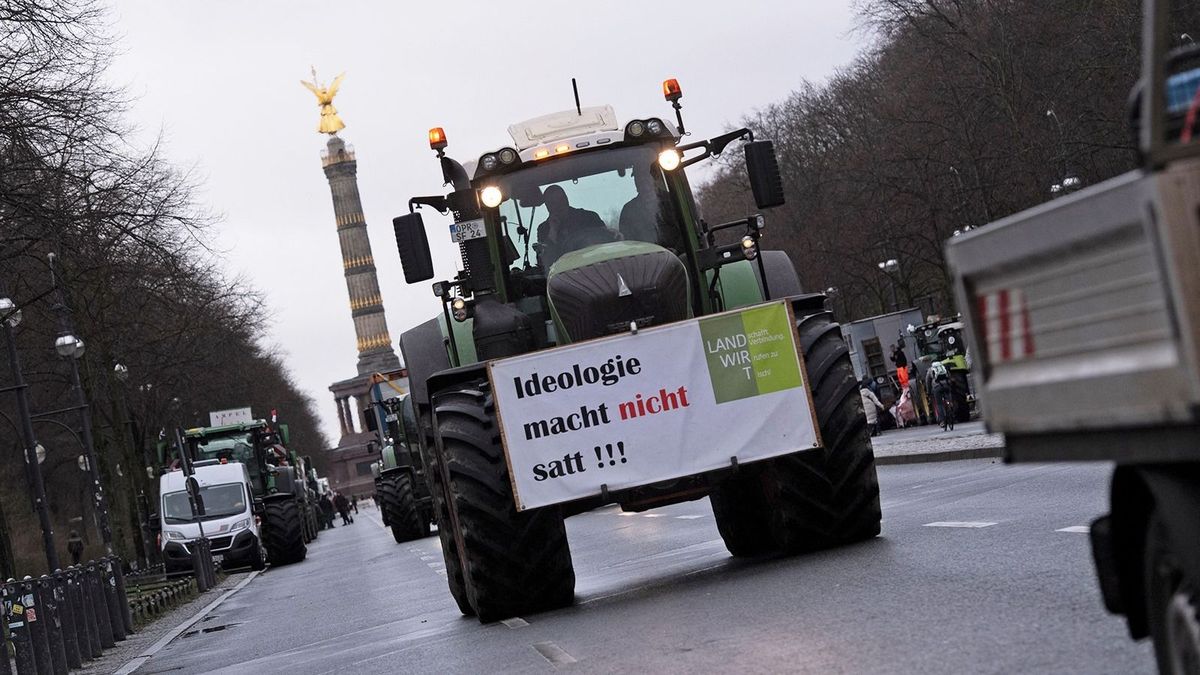Dühös gazdák indultak meg Berlin irányába – több ezer traktor, teherautó lesz a fővárosban