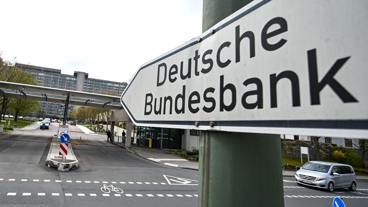 19 April 2021, Hessen, Frankfurt/Main: A signpost with the words "Deutsche Bundesbank" stands outside the main gate of the Bundesbank's headquarters in Frankfurt am Main. The Corona lockdown and the expiry of the VAT cut at the turn of the year have slowed down the German economy in the first quarter of 2021, according to the Bundesbank. The central bank published its latest monthly report on April 19. Photo: Arne Dedert/dpa 