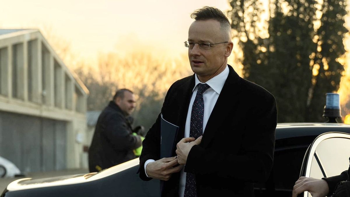 Megérkezett Szijjártó Péter Ukrajnába – a halálosan megfenyegetett miniszter az ukrán külügyminiszterrel tárgyal