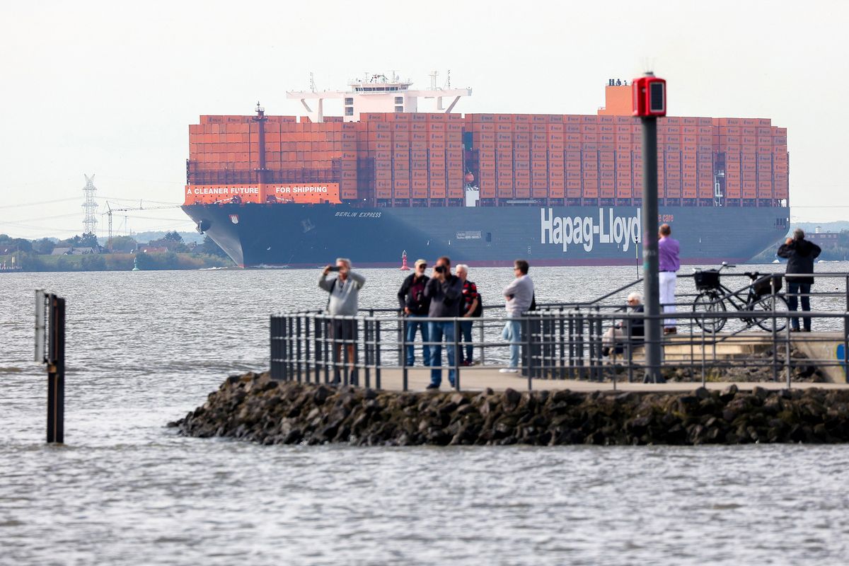 Container giant "Berlin Express" arrives in Hamburg