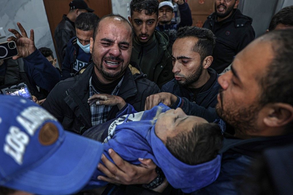 EDITORS NOTE: Graphic content / Relatives of 12-year-old Mohamed Awad, who was killed along with his immediate family during Israeli bombardment, mourn as they he hold his body at the European hospital in Khan Yunis in the southern Gaza Strip, on January 6, 2024, amid continuing battles between Israel and the Palestinian militant group Hamas. (Photo by AFP)