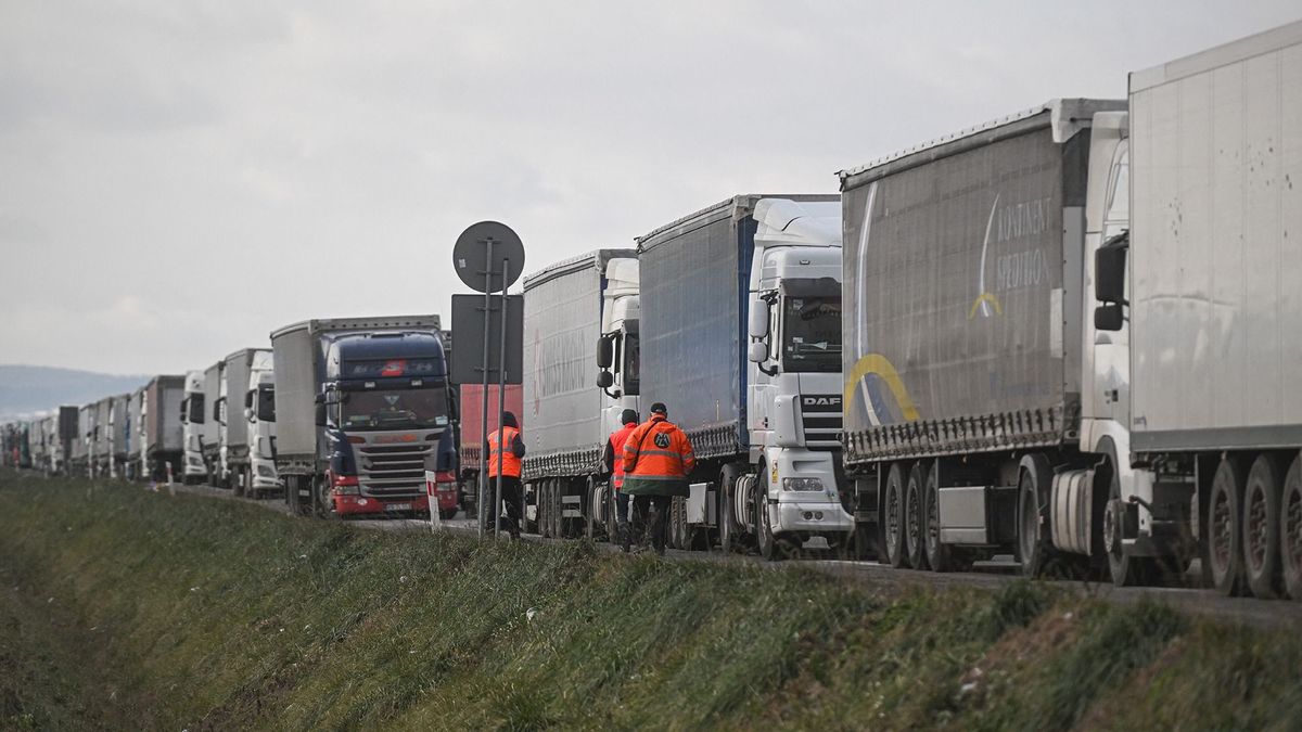 A lengyel fuvarozók beadták a derekukat, nem blokkolják tovább az ukrán határátkelőket