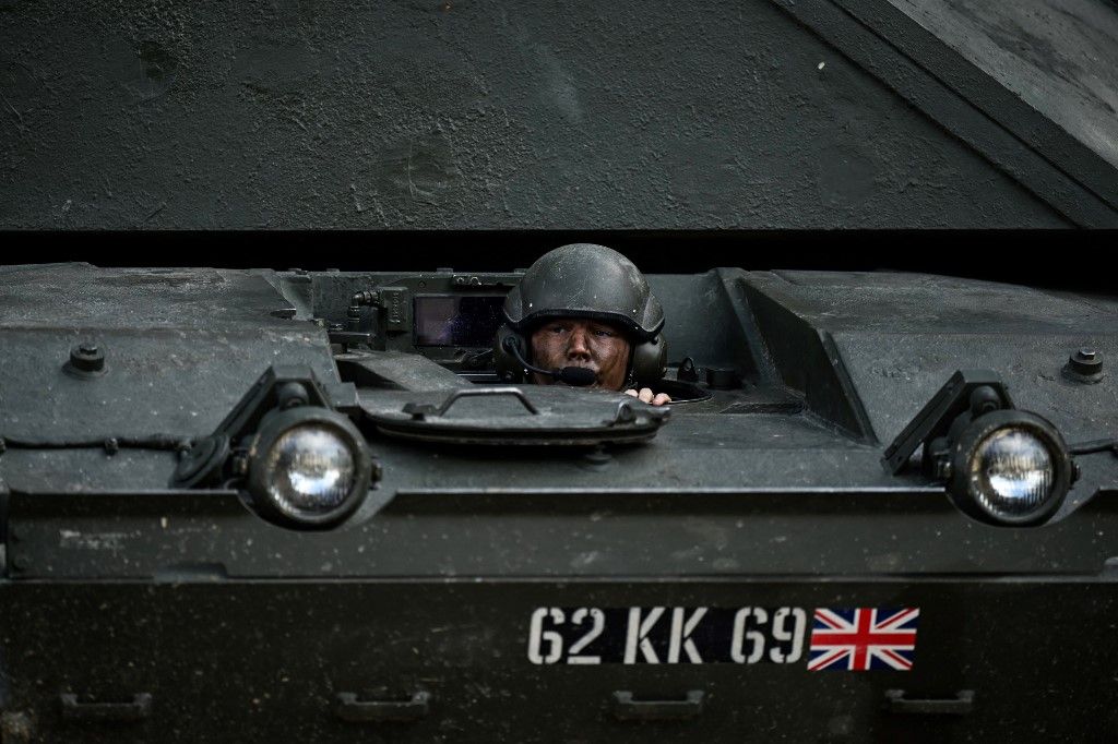 A member of the British army drives a tank as he takes part in a training session of British forces and Challengers tanks at the Ministry of Defence (MOD) training base in southern England on August 15, 2023. (Photo by Daniel LEAL / AFP)