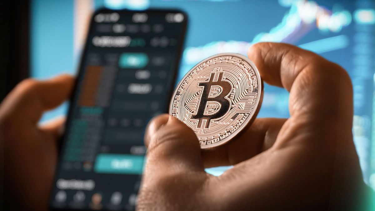 Betáraznak a befektetők bitcoinból, idei árfolyamcsúcsa felé száguld a token