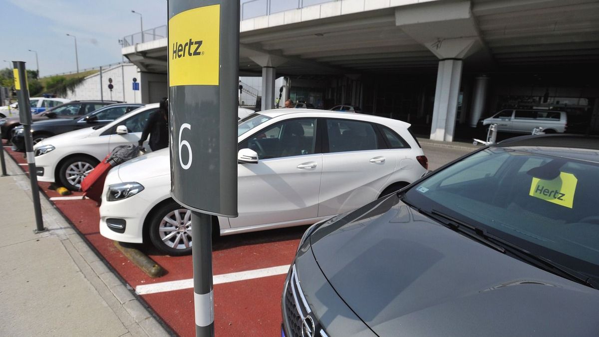 Elkezdte kiszórni flottájából az elektromos autókat a kölcsönző cég, zuhant a Tesla