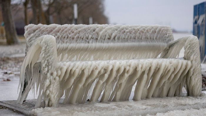 Balatonfenyves, 2024. január 9.
Jég borít egy padot a Balaton partján, a balatonfenyvesi szabadstrandon 2024. január 9-én.
MTI/Varga György