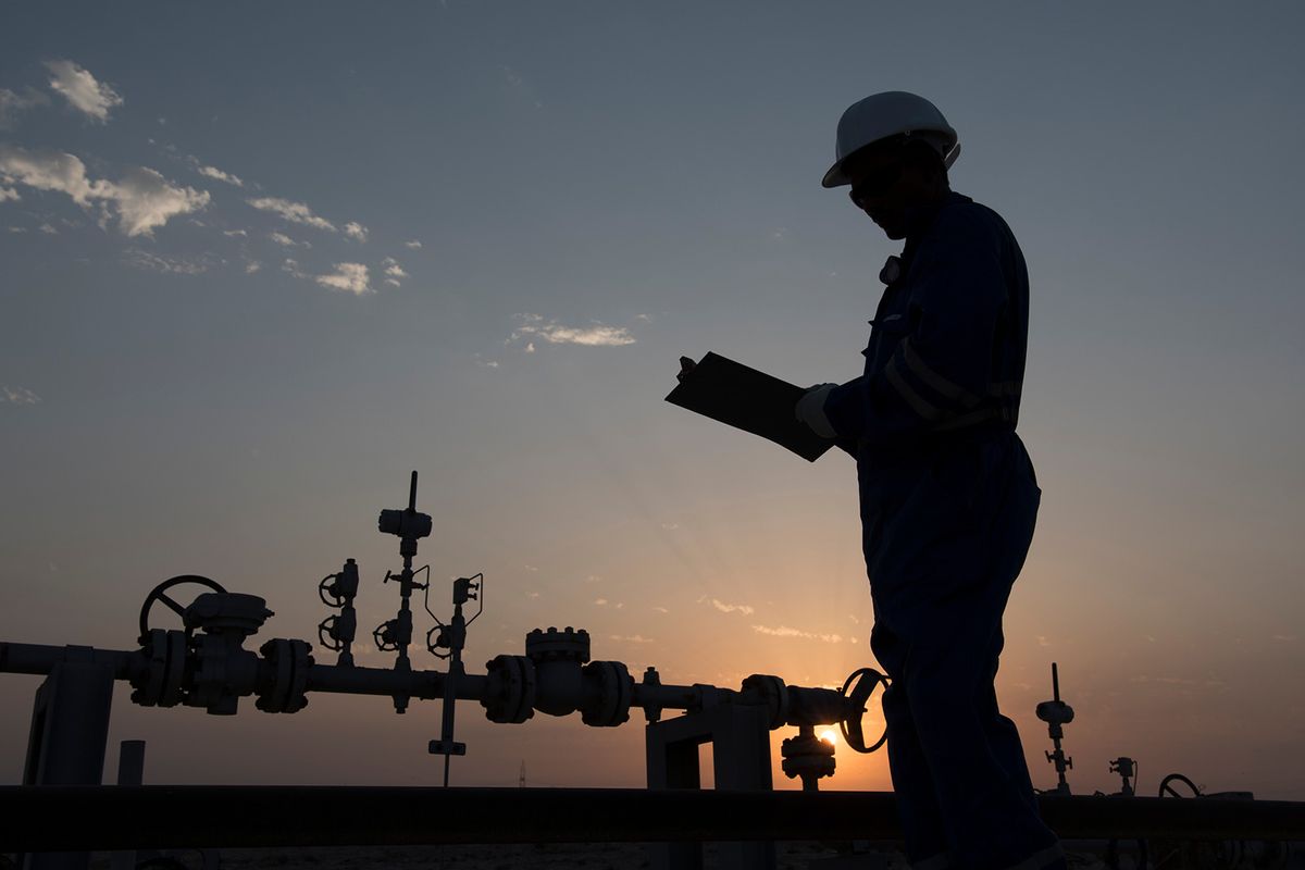 Silhouette,Of,A,Oilfield,Worker,Monitoring,Valves,At,Sunset.