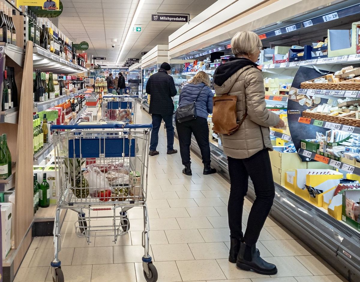 Customer in a discount store
Németországban egyre többen inkább csak szemlélik az árakat, mint hogy a termékeket a kosarukba helyezzék. A kiskereskedelmi forgalom csökkent.