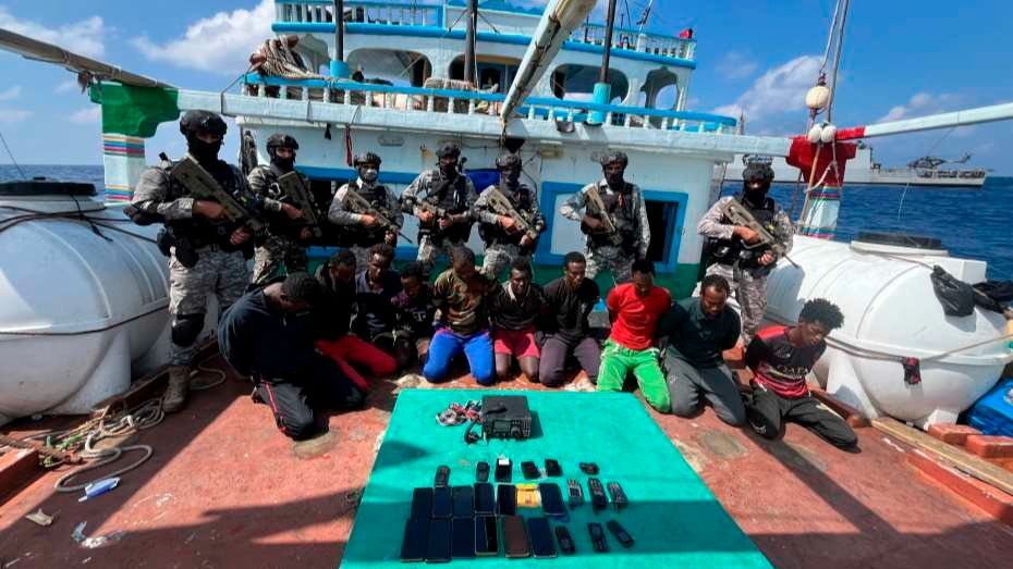 Szomália, 2024. január 30.
Az indiai haditengerészet által 2024. január 30-án közzétett felvétel az õrizetbe vett tíz szomáliai kalózról Szomália partjainál január 29-én. Az iráni zászló alatt közlekedõ, Iman nevû halászhajó segélykérõ üzeneteire reagálva a térségbe sietett az Ádeni-öbölben járõrözõ, Szumitra nevû indiai hadihajó, amelynek legénysége az eltérített halászhajót megállítva megadásra, és a túszul ejtett halászok szabadon engedésére kényszerítette a kalózokat. A halászhajó nem sokkal késõbb folytatta útját.
MTI/AP/Indiai haditengerészet