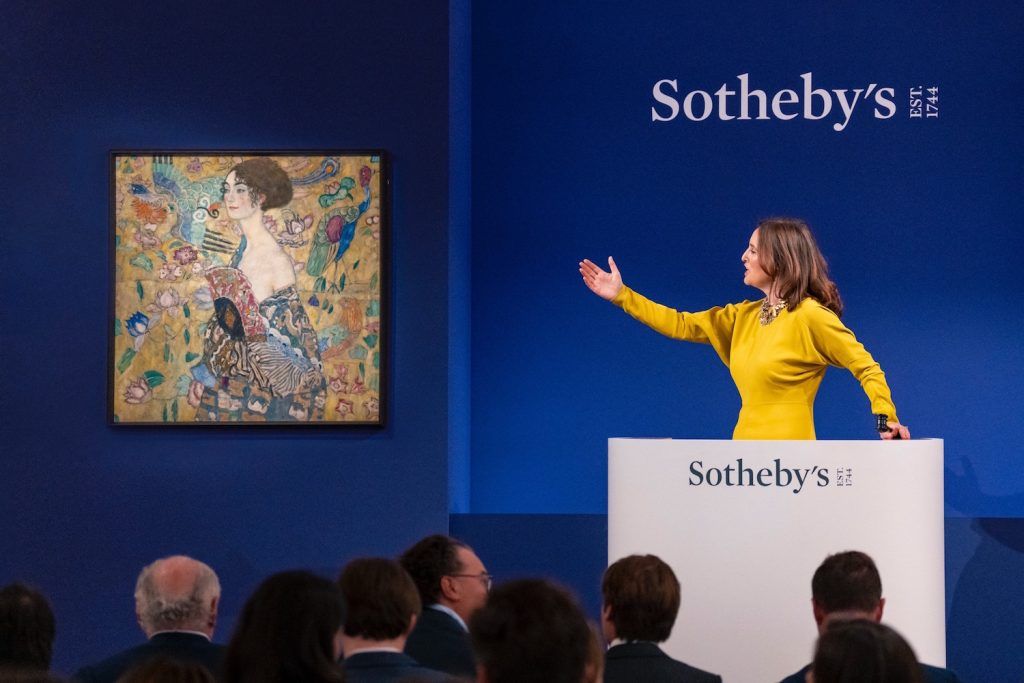 Helena Newman a Sotheby’s aukcióvezetője a tavalyi Gustav Klimt kept a Hölgy legyezővel aukcionálásakor ‘
Fotó:  Haydon Perrior, a Sotheby’s jóvoltából