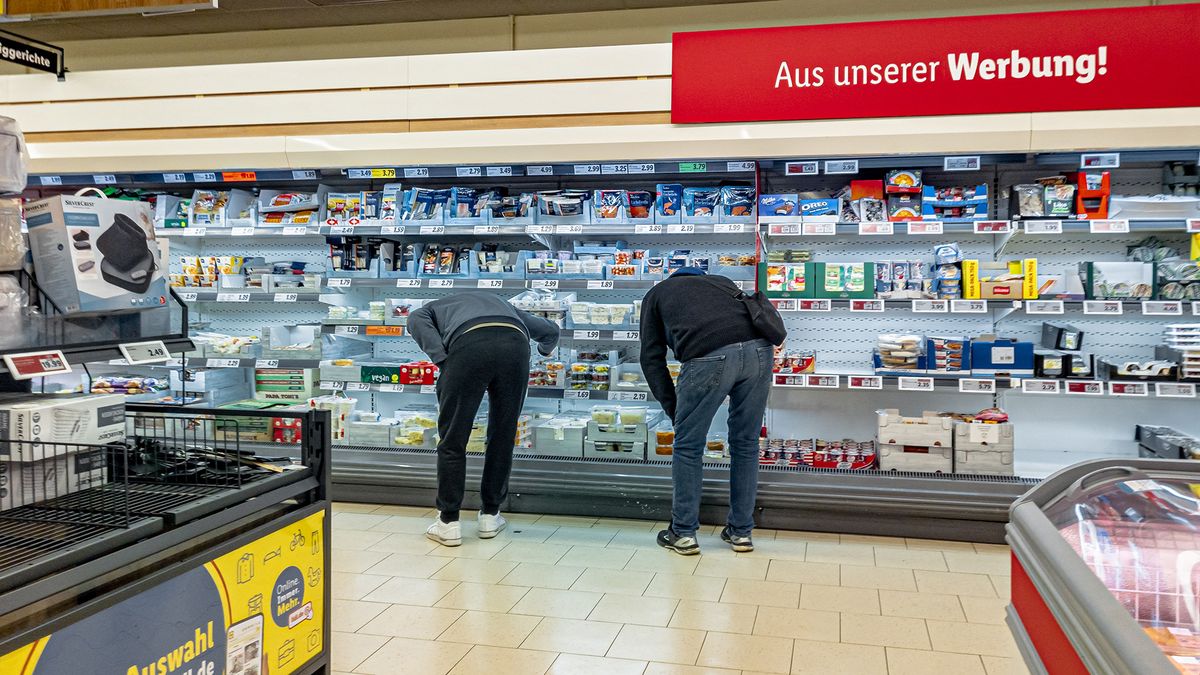 Customer in a discount store18 November 2023, Hamburg: Customers shop in a LIDL discount supermarket. Photo: Markus Scholz/dpa (Photo by MARKUS SCHOLZ / DPA / dpa Picture-Alliance via AFP)