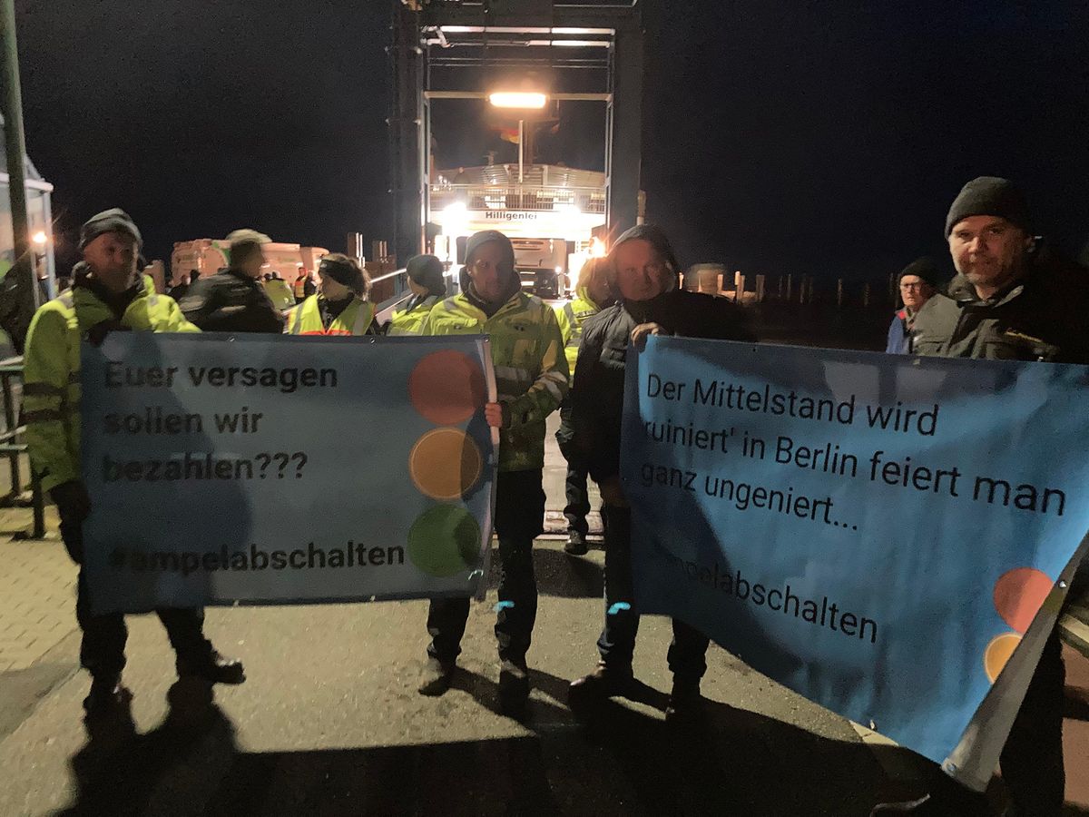 Farmers prevent Minister Habeck from leaving a ferry