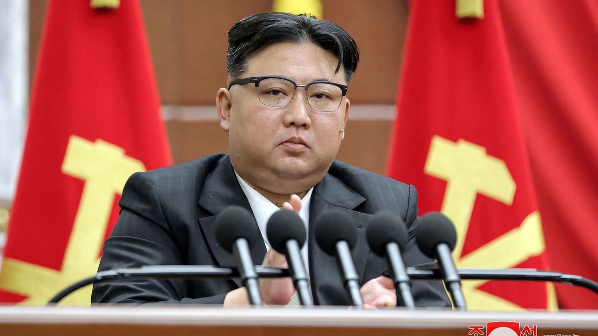 Kim Dzsongun kiterítette lapjait – szédítő közelségben a rojál flöss