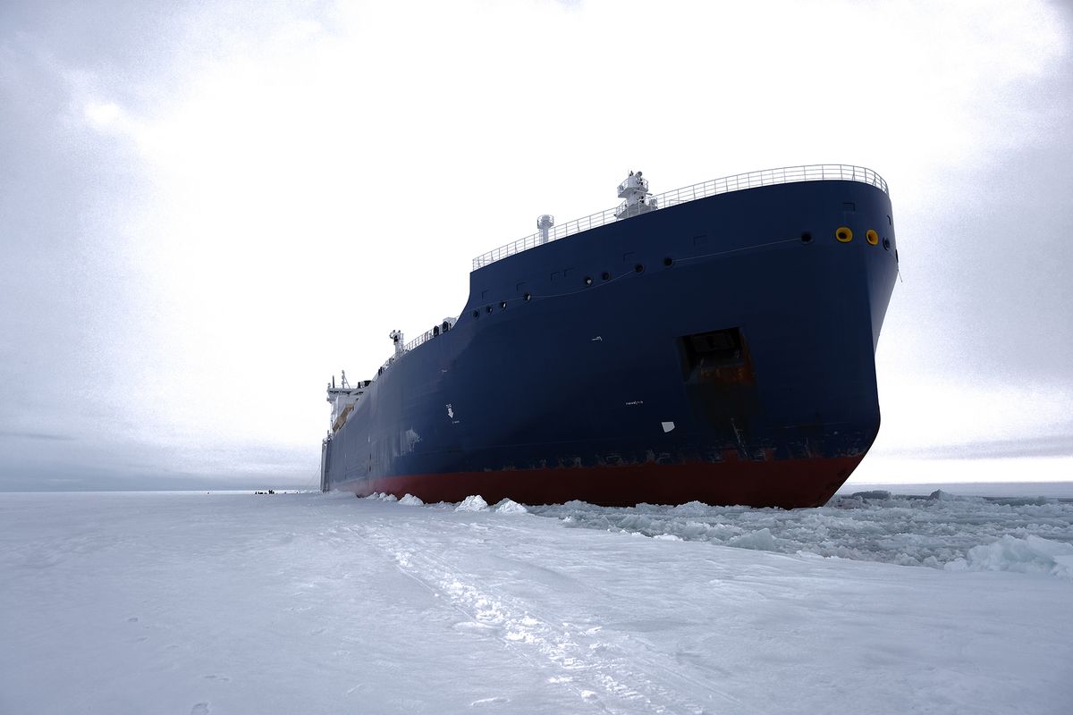 Lng,Carrier,In,Arctic,Ice