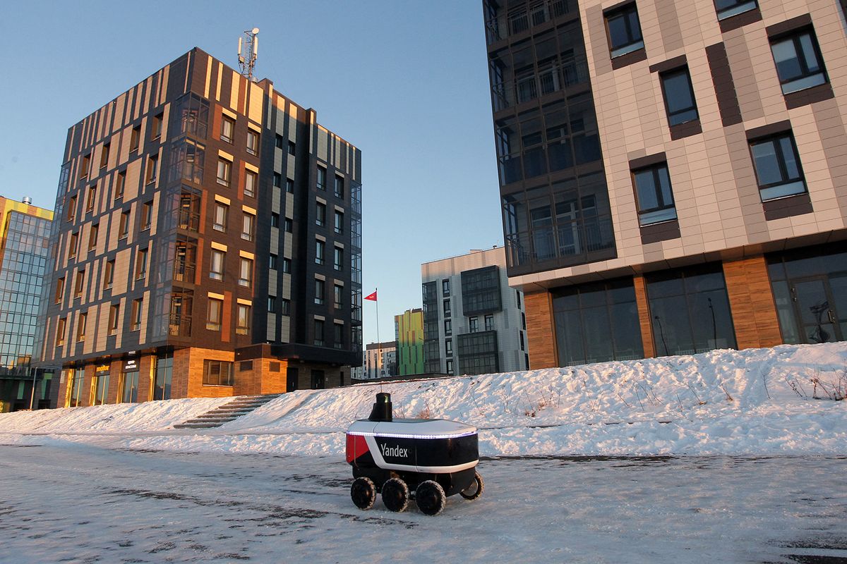 Yandex.Rover robots delivers restaurant meals to the citizens in Innopolis