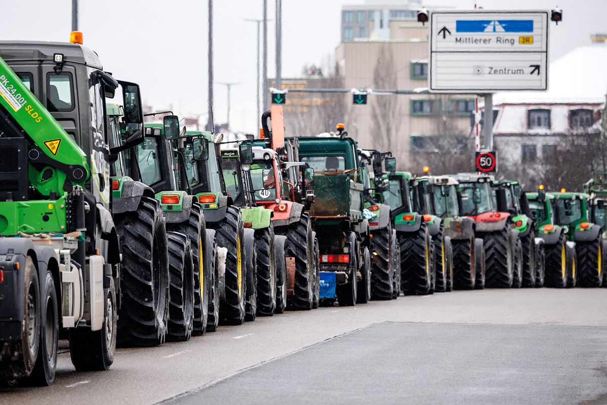 08 January 2024, Bavaria, Munich: Numerous farmers drive their tractors along the Mittlerer Ring in Munich after the central kick-off event on Odeonsplatz as part of the week of action with farmers' protests. In response to the federal government's austerity plans, the farmers' association has called for a week of action with rallies and rallies starting on January 8. It is to culminate in a major demonstration in Berlin on January 15. Photo: Matthias Balk/dpa (Photo by MATTHIAS BALK / DPA / dpa Picture-Alliance via AFP)