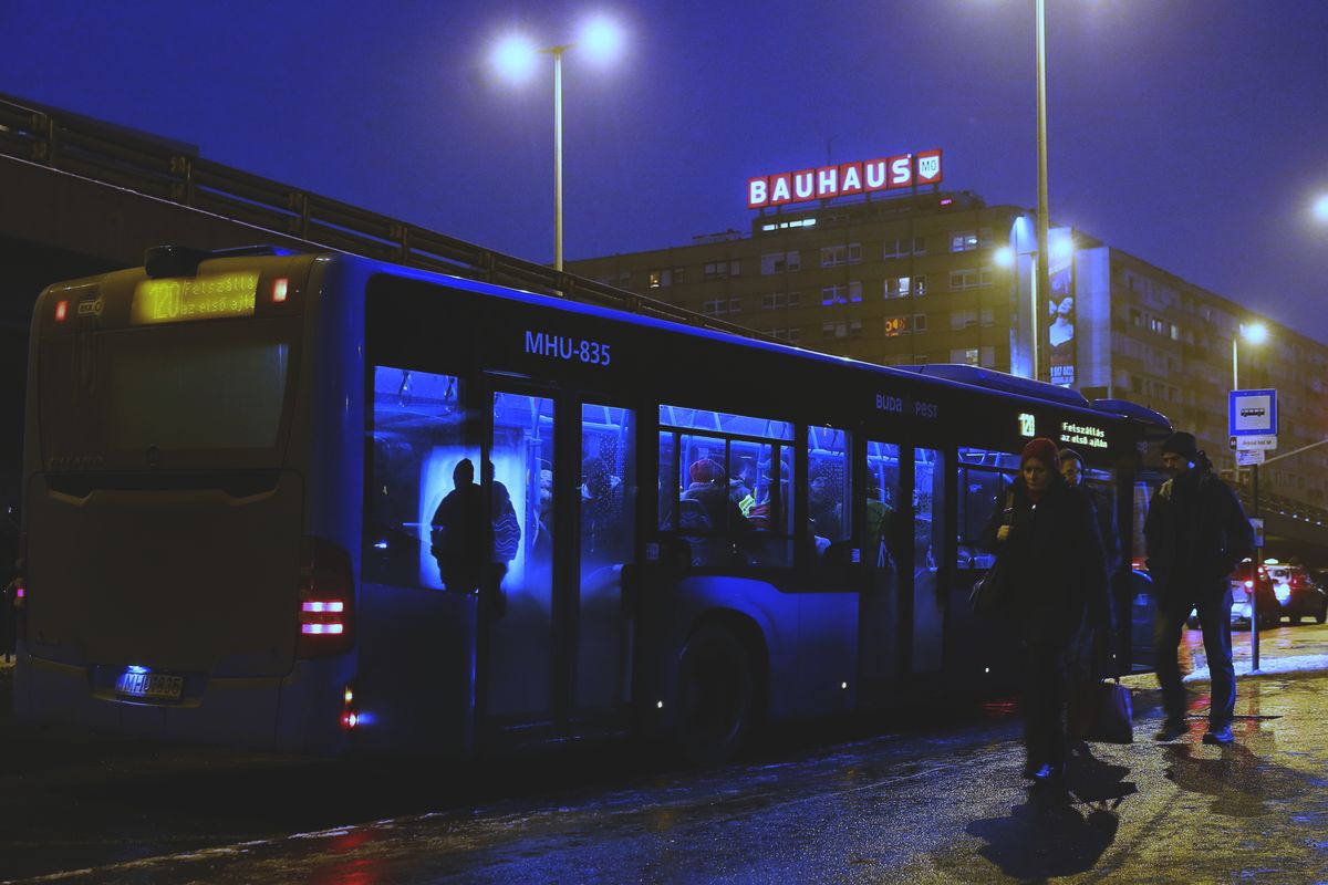 udapest Közlekedés BKV busz Árpád híd megálló 
A képen: busz a megállóban 
Fotó: Szabó Miklós Népszabadság