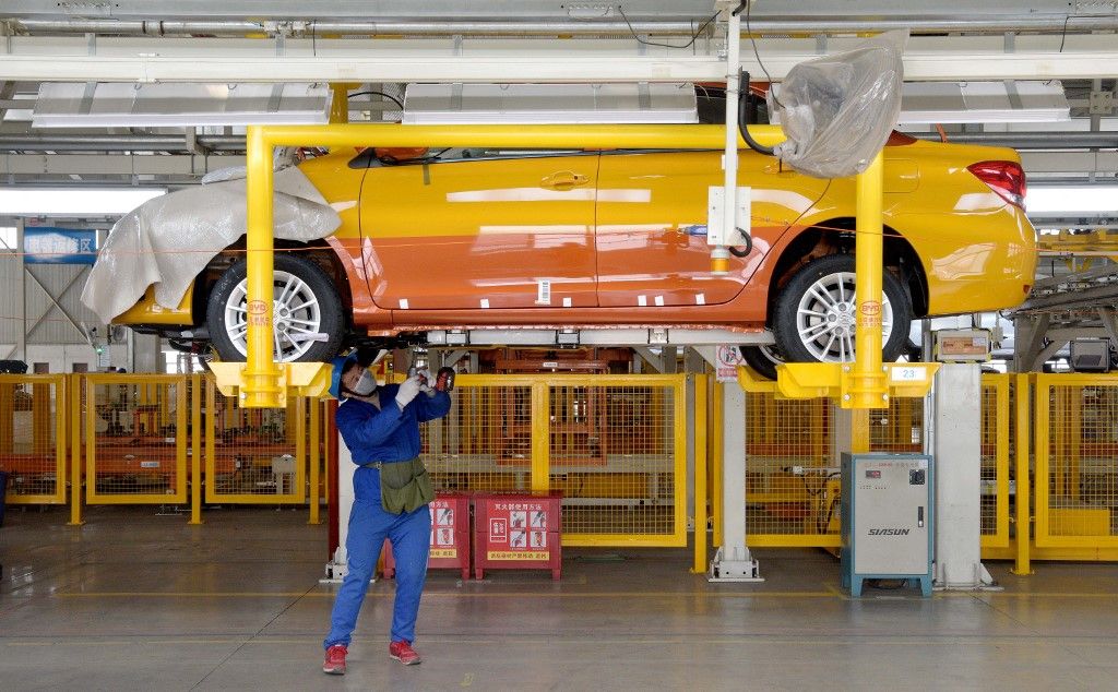 CHINA-SHAANXI-XI'AN-BYD-PRODUCTION RESUMPTION (CN)(200225) -- XI'AN, Feb. 25, 2020 (Xinhua) -- A worker works on the assembly line at a factory of vehicle manufacturer BYD Auto in Xi'an, northwest China's Shaanxi Province, Feb. 25, 2020. The Xi'an plant of BYD Auto has resumed production amid epidemic prevention and control efforts. (Xinhua/Liu Xiao) (Photo by Liu Xiao / XINHUA / Xinhua via AFP)