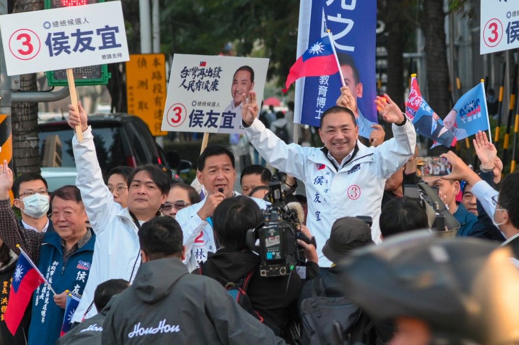 Hou Yu-ih (R), presidential candidate from the main opposition Kuomintang (KMT), waves to supporters during an election campaign event in New Taipei City on January 2, 2024. Taiwan is less than two weeks from an election, closely watched from Beijing to Washington as it determines the future of the self-ruled island's relations with an increasingly bellicose China. (Photo by Sam Yeh / AFP)