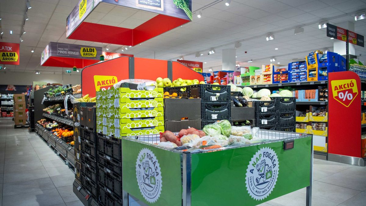 Mostantól féláron adják az egyik magyar boltban a péksüteményt és a zöldség-gyümölcsöket – de van benne egy szépséghiba
