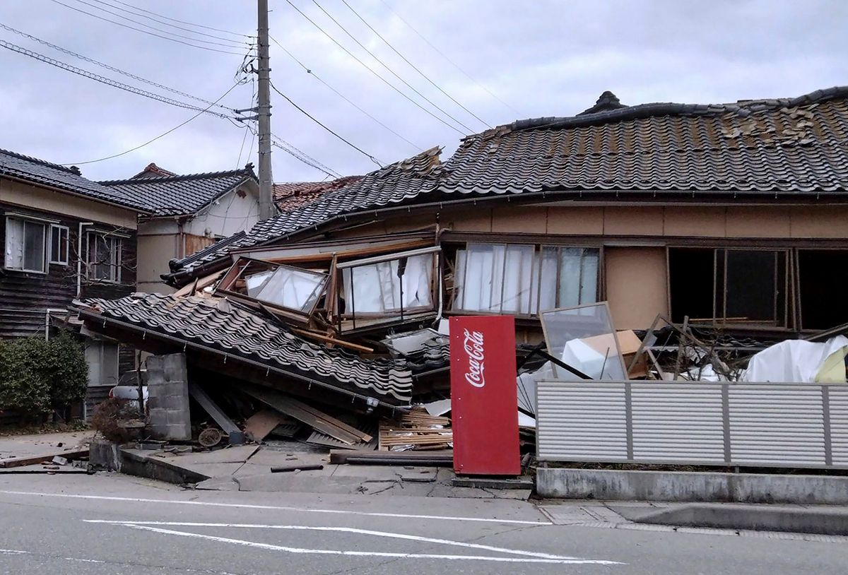Vadzsima, 2024. január 1.
Összedőlt lakóház a nagy erejű, 7,6-es erősségű földrengést követően az Isikava prefektúrában található Vadzsimában 2024. január elsején. Az ország középső részén összesen huszonegy, négyesnél nagyobb erősségű földmozgást észleltek.
MTI/AP/Kyodo NewsVadzsima, 2024. január 1.Összedőlt lakóház a nagy erejű, 7,6-es erősségű földrengést követően az Isikava prefektúrában található Vadzsimában 2024. január elsején. Az ország középső részén összesen huszonegy, négyesnél nagyobb erősségű földmozgást észleltek.MTI/AP/Kyodo News