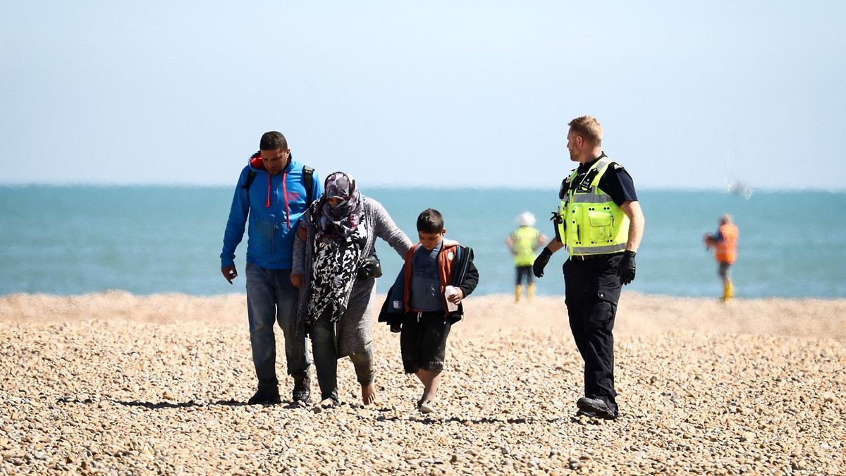 Kitoloncolás: megosztja a brit kormánypártot az illegális bevándorlók kérdése