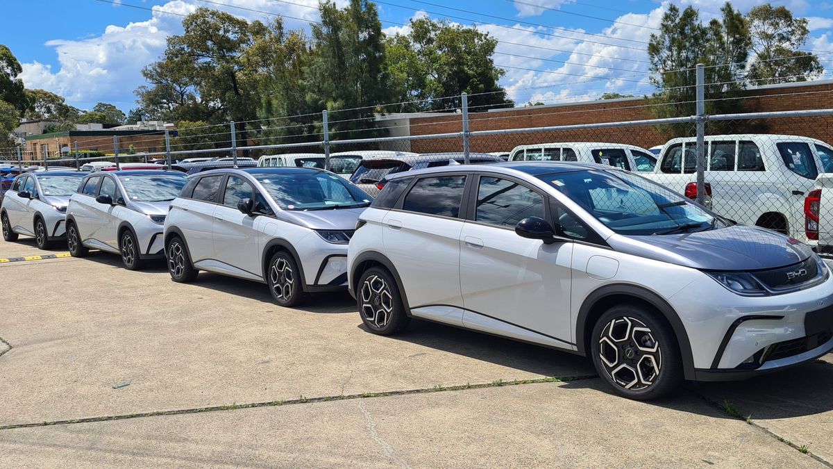 Hivatalos: a Tesla a király a villanyautó-piacon, de a BYD is felült a trónra