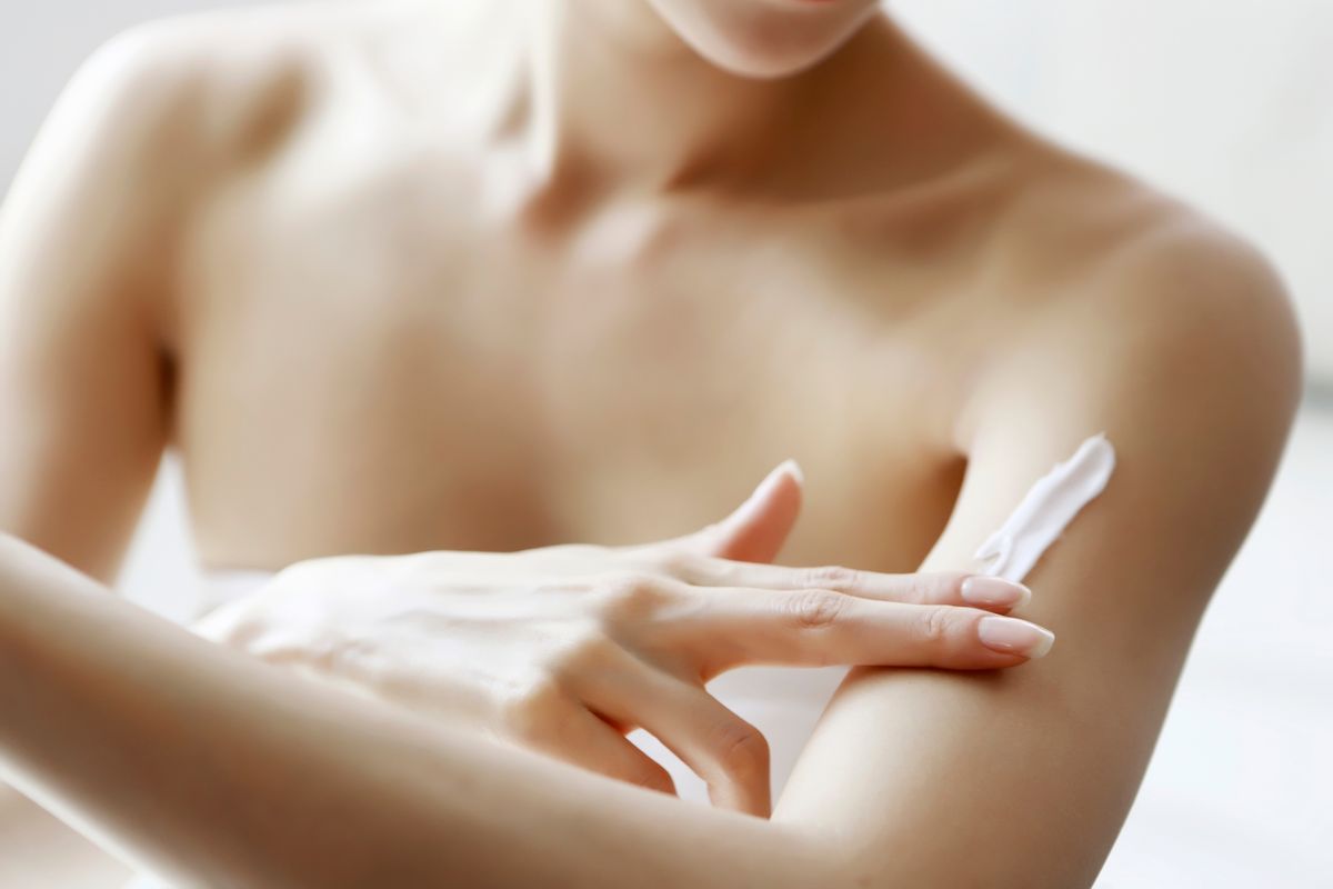 Woman applying body lotion on arm
testápoló, 
A Procter & Gamble csúcskategóriás SK-II bőrápoló márkájának eladásai 34 százalékkal csökkentek.