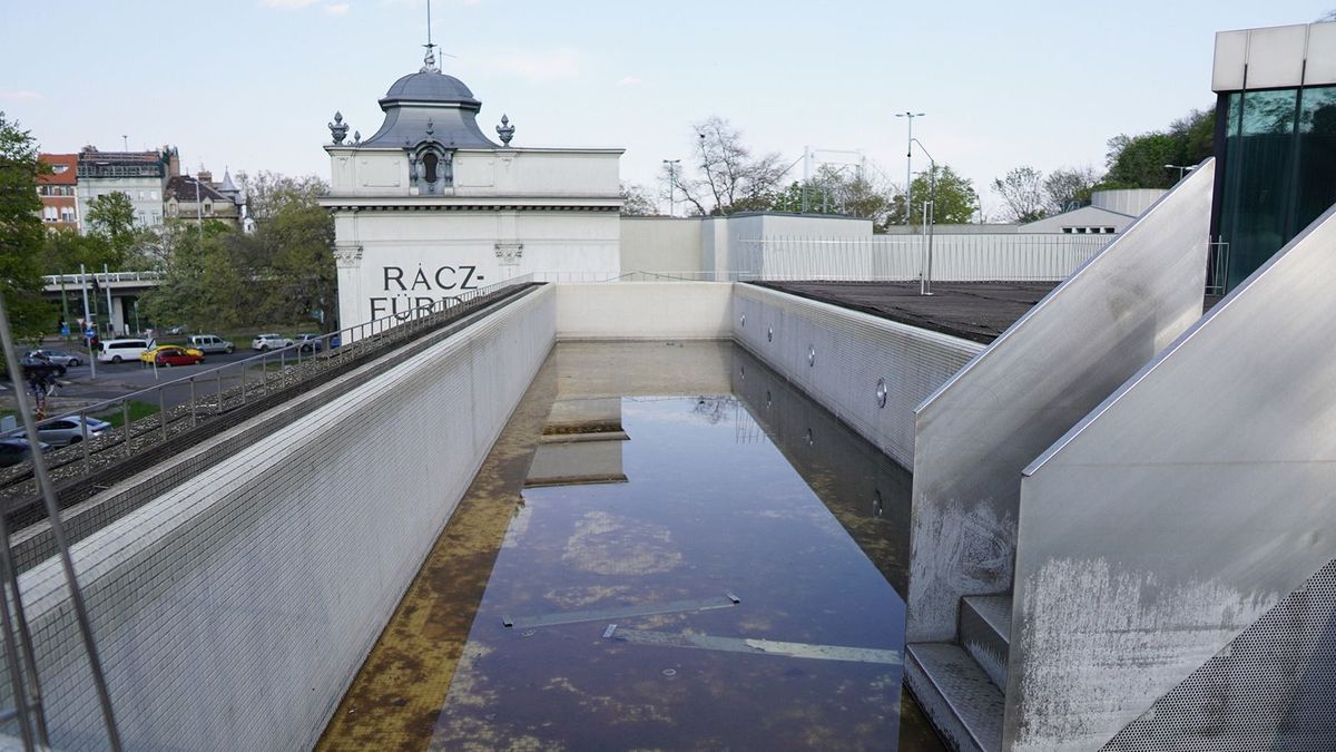 Nem tud szabadulni a Rác hoteltől a főváros, de a fürdő felújítására legalább van pénz