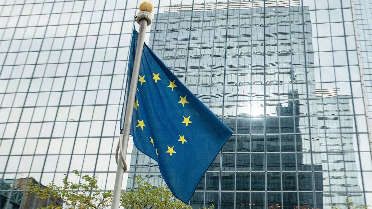 Londoni elemzők: a brüsszeli fenyegetőzés hatására lett óvatosabb a jegybank