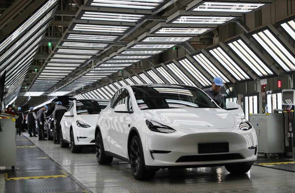 CHINA-SHANGHAI-TESLA-NEW MEGA FACTORY PROJECT-LAUNCH (CN)(231222) -- SHANGHAI, Dec. 22, 2023 (Xinhua) -- Employees work at Tesla's Shanghai Gigafactory in east China's Shanghai, Dec. 22, 2023. U.S. carmaker Tesla Inc. officially launched its new mega factory project that is capable of producing 10,000 Megapacks a year in Shanghai, the company announced.
   A signing ceremony for land acquisition of the project was held on Friday morning in Shanghai, marking the official opening of what the company said a "milestone project."
   The new project is scheduled to break ground in the first quarter of 2024 and start production in the fourth quarter.
   The factory will initially produce 10,000 Megapack units every year, equal to nearly 40 GWh of energy storage. The products will be sold worldwide. (Xinhua/Fang Zhe) (Photo by Fang Zhe / XINHUA / Xinhua via AFP)