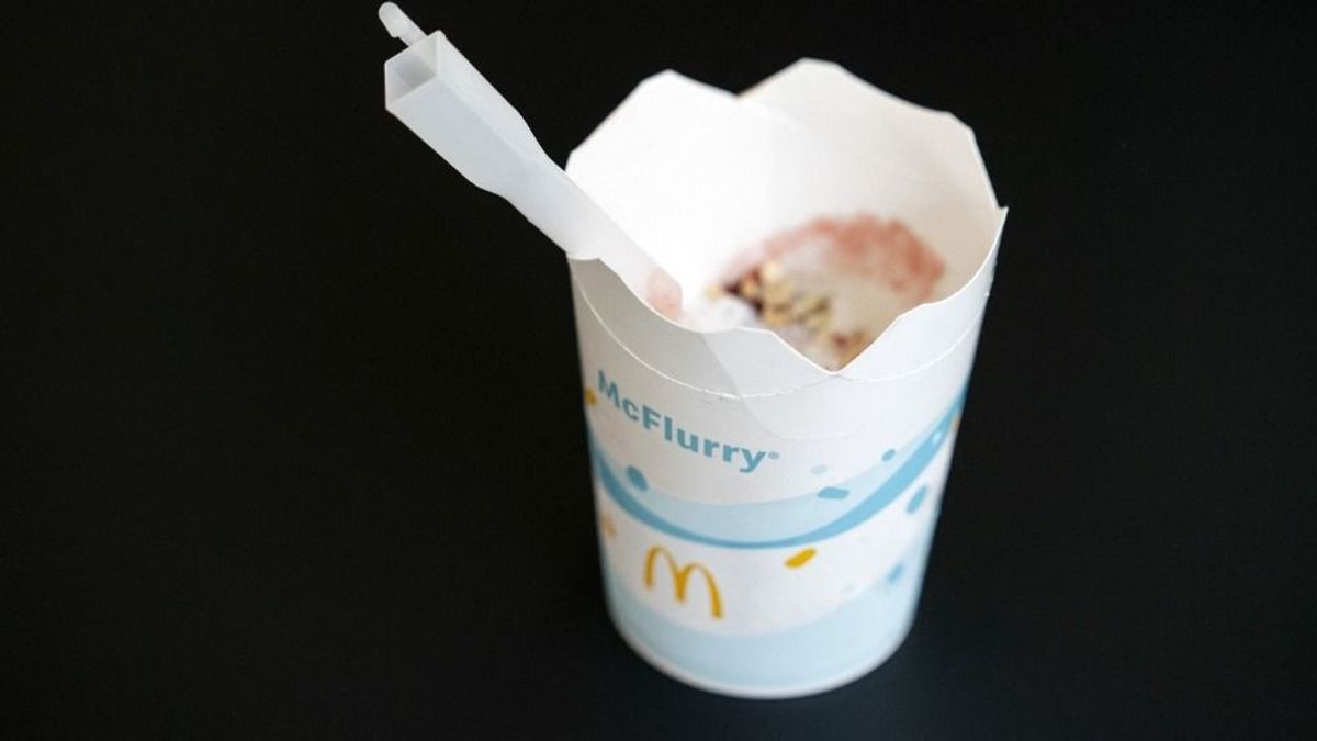 Egy pórul járt vásárló egy hosszú, gyomorforgató dolgot talált a McDonald's-ban vásárolt édességében  – videó