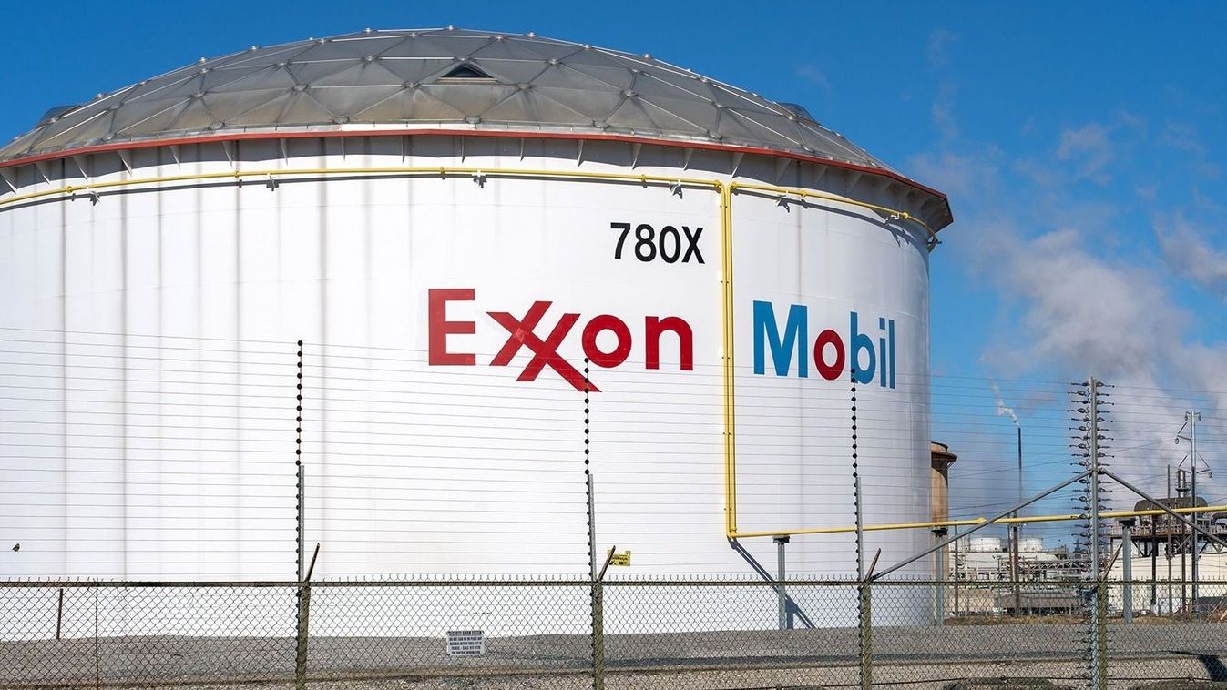 Baton,Rouge,,Louisiana,,Usa,-,February,13,,2022:,Exxonmobil,Baton
Baton Rouge, Louisiana, USA - February 13, 2022: ExxonMobil Baton Rouge Refinery facility in Baton Rouge, Louisiana, USA. ExxonMobil, is an American multinational oil and gas corporation. 