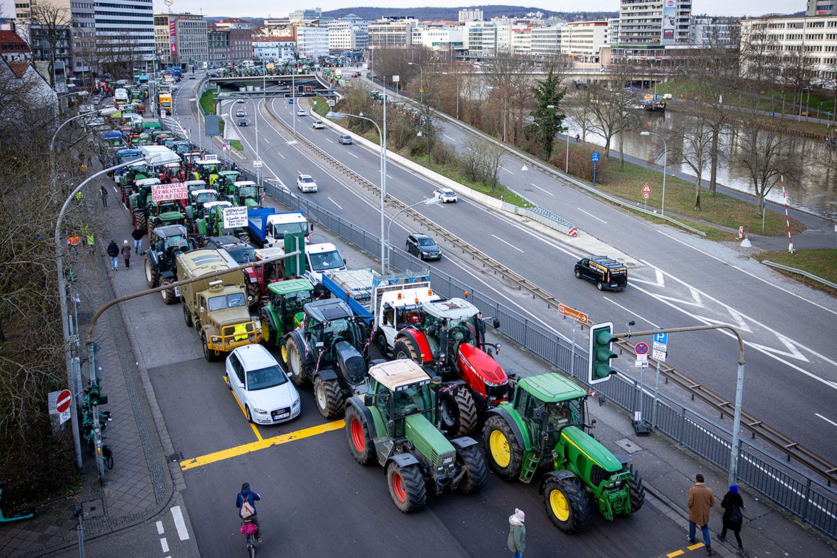 08 January 2024, Saarland, Saarbrücken: Tractors stand on a road on the fringes of the farmers' protests. In response to the federal government's austerity plans, the farmers' association has called for a week of action with rallies and rallies starting on January 8. It is to culminate in a major demonstration in the capital on January 15. Photo: Laszlo Pinter/dpa (Photo by Laszlo Pinter / DPA / dpa Picture-Alliance via AFP)